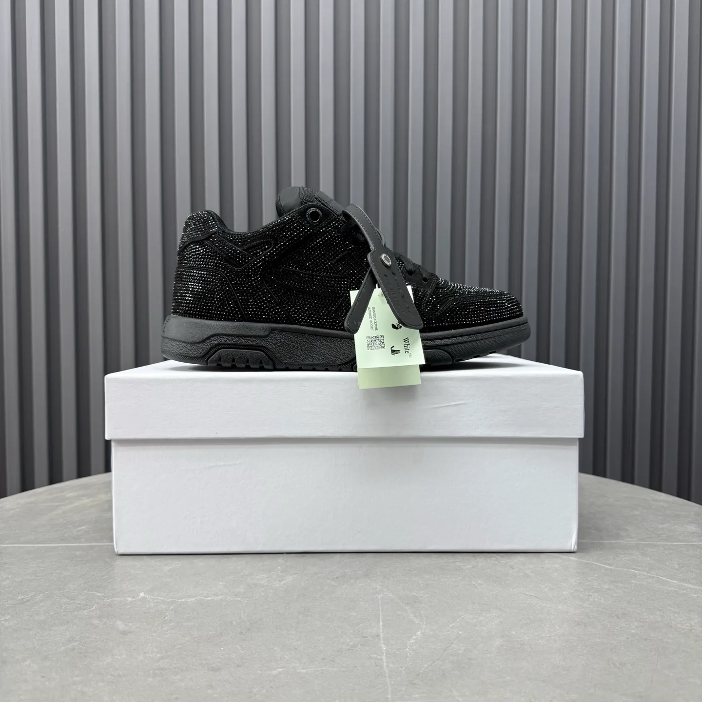 【off- white】P: 720💰Couple model👫, Size: 35-44 (Customized for men 38.45.46) High-quality version👊 "Out of office" series original molding, original lasting, production process 1:1 original ➰OFF GRAY WHITE OW ➰ first-layer cowhide imported skin-friendly and environmentally friendly polyester mesh original molding high elastic environmentally friendly molding pad Made with the original lasting process. The original molded rubber outsole (never yellows and deforms) has a super correct shape, bright color and strong three-dimensional effect👍. Packaging💯Full set of packaging synchronized with the official website (branded paper, certificate of quality, branded cloth bag)